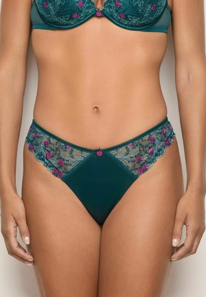 Ropa interior de encaje en color verde azulado con bordado floral en rosa y verde. Presenta paneles laterales transparentes y una parte delantera suave, detallada con pequeños acentos.