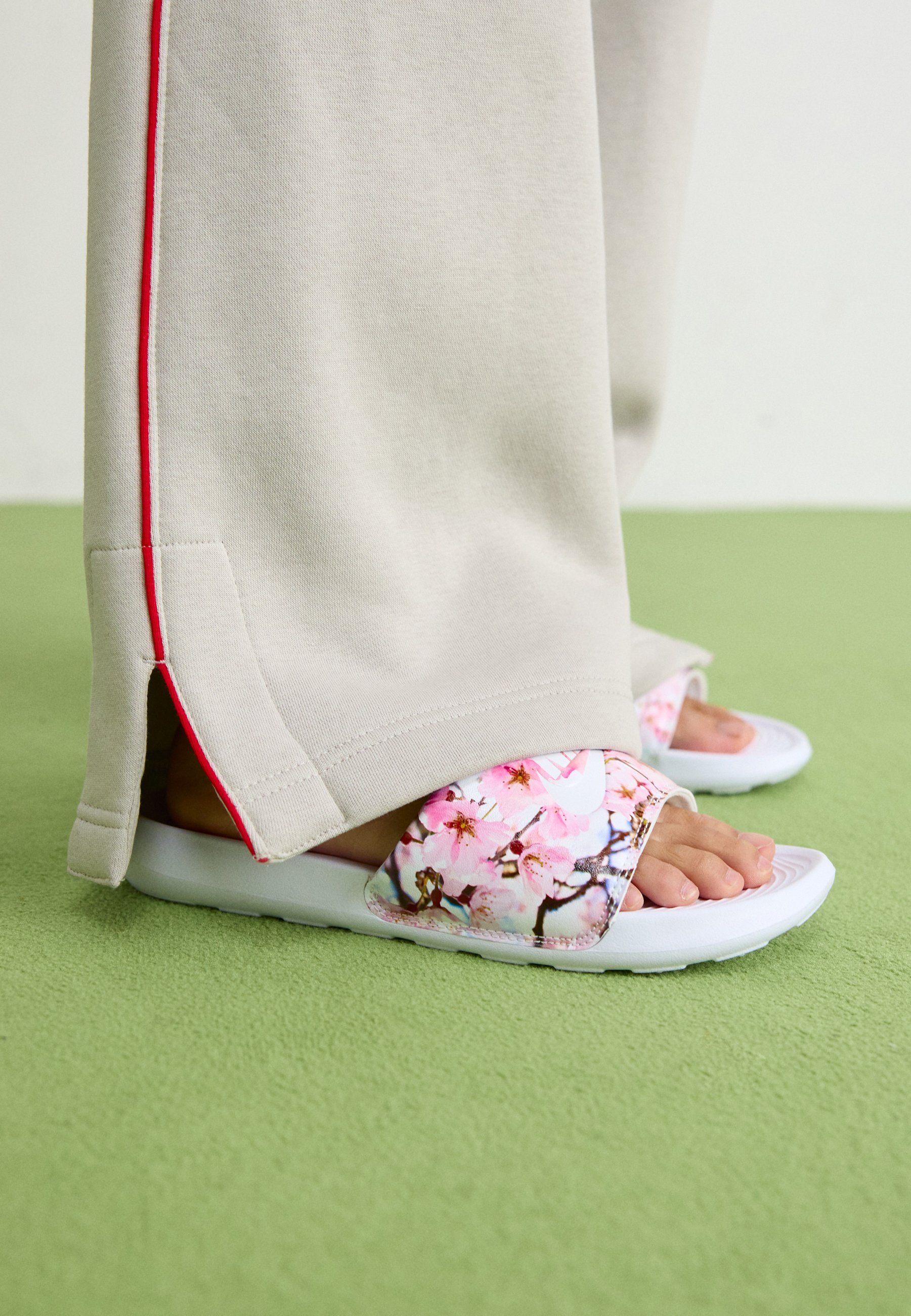 nike victori one slide on feet