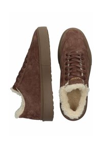 Bruine suède sneakers met een zachte binnenkant, vetersluiting en een dikke, gestructureerde rubberen zool. Heeft een zachte voering die zichtbaar is bij de kraag.