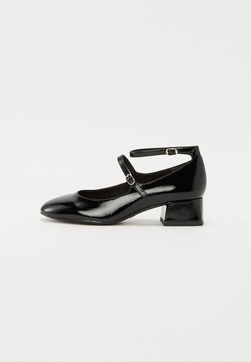 Chaussure Mary Jane en cuir verni noir avec un petit talon carré et deux fines brides de cheville à boucles dorées, vue de profil sur fond blanc.