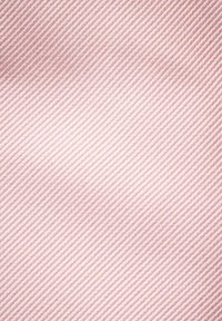 Ljusrosa tyg med ett diagonalt randigt mönster, med en slät textur och subtil lyster. Platt, enhetlig yta.