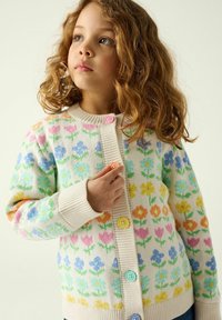 Strickjacke mit floralem Muster in Pastellfarben, mit gerippten Bündchen und Knopfverschluss. Die Knöpfe sind in verschiedenen Pastellfarben.