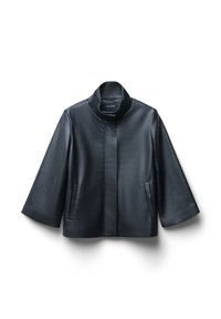 Giacca di pelle nera con maniche ampie e colletto alto, design minimale, due tasche verticali, chiusura frontale nascosta, esposta su sfondo bianco.