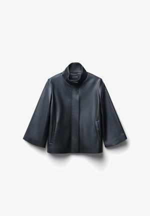Schwarze Lederjacke mit weiten Ärmeln und hohem Kragen, minimalistisches Design, zwei vertikale Taschen, verdeckte Vorderfront, auf weißem Hintergrund präsentiert.