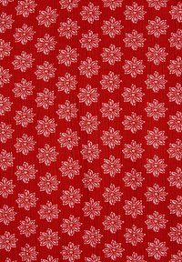 Tissu rouge avec un motif répétitif de motifs floraux symétriques rose clair, espacés uniformément sur la surface.