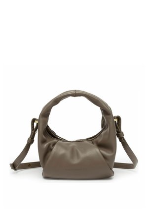 Borsa a mano in pelle morbida color taupe con dettagli arricciati, manico arrotondato, tracolla regolabile e nome del marchio discretamente impresso in rilievo sulla parte anteriore.
