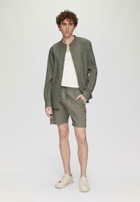QS REGULAR - Shorts - olivgrün