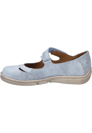 Hellblaue Lederschuhe mit Ausschnitten, geschlossener Zehenpartie und gesichertem Riemen. Verfügt über eine strukturierte, beigefarbene Gummisohle für besseren Halt.