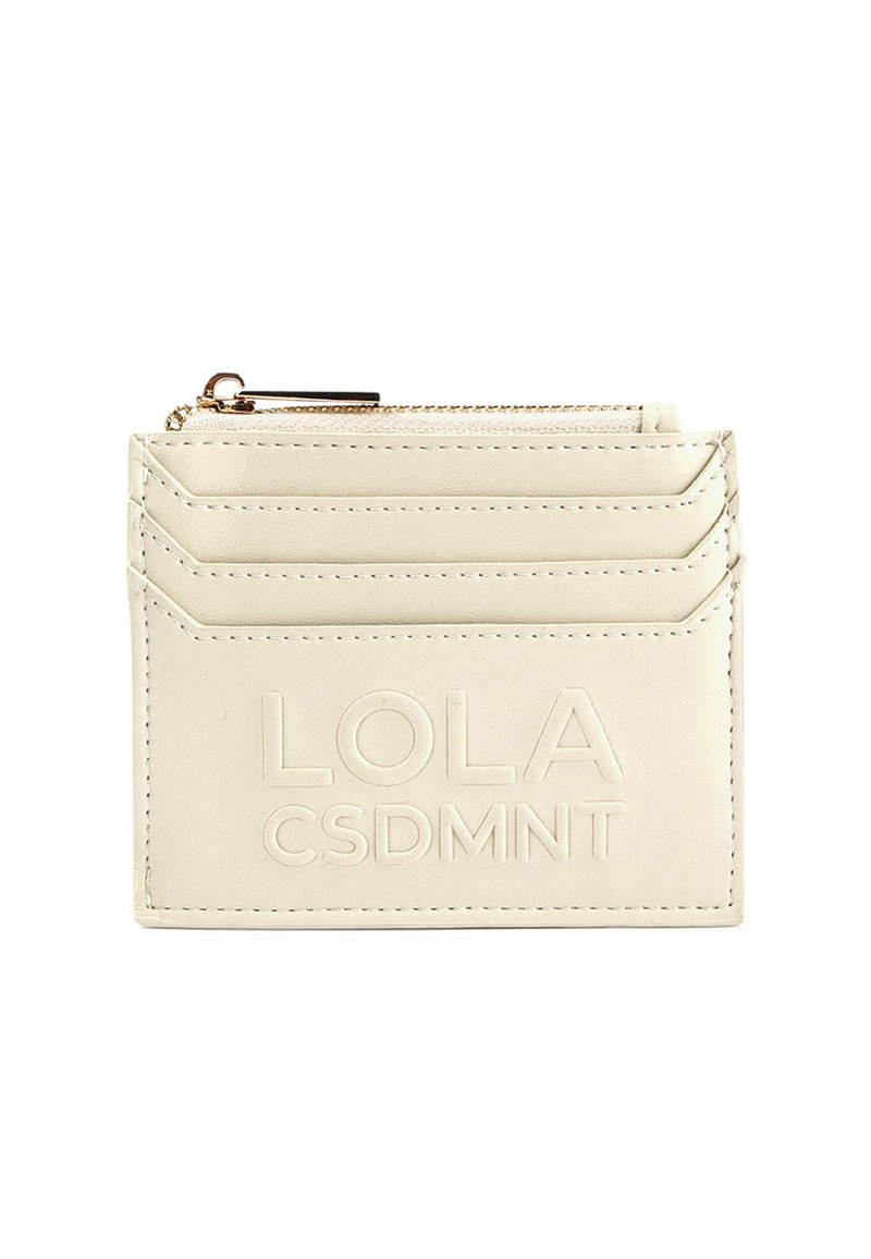 Gräddvit läderkortfodral med präglad text "LOLA CSDMNT", tre kortfack och en dragkedja med guldfärgad dragare.