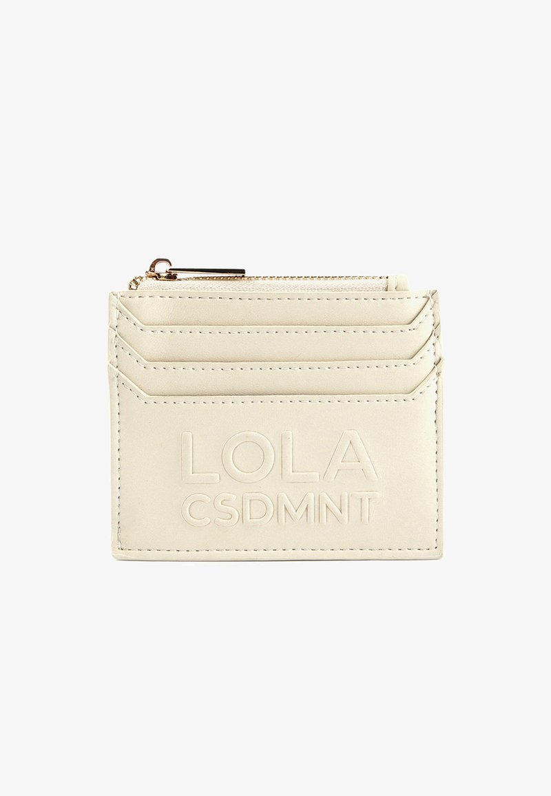 Krem kožni držač kartica s utisnutim tekstom "LOLA CSDMNT", tri utora za kartice i zip zatvaračem s zlatnim povlačenjem.