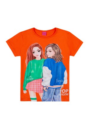 Oranges T-Shirt mit zwei illustrierten Charakteren. Einer trägt einen grünen Pullover und einen rosa Rock; der andere hat eine blaue Jacke und Jeans an.