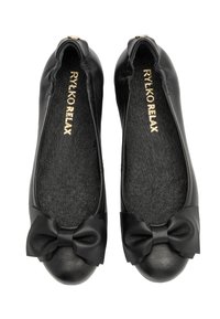 Mustad nahast balletikindad ümarate varvastega, millel on suur paelte aktsent ja tekstureeritud mustad sisetallad. Sisetildil on nähtav kuldne bränd.