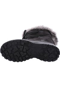 Bota de invierno negra con una suela de goma texturizada que presenta surcos profundos. El caño tiene un borde de piel sintética y una parte superior de tela con cordones ajustables.