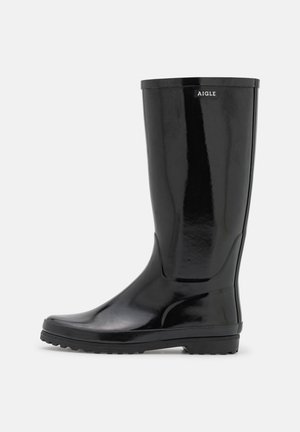 Botte de pluie noire en caoutchouc, haute jusqu'au genou, avec une finition brillante, une semelle texturée et un logo discret à l'avant. Bout arrondi et design lisse.