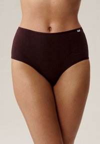 Wysokie majtki w intensywnym burgundzie o gładkiej fakturze i minimalnym stębnowaniu. Posiadają małą metkę z logo na pasku.