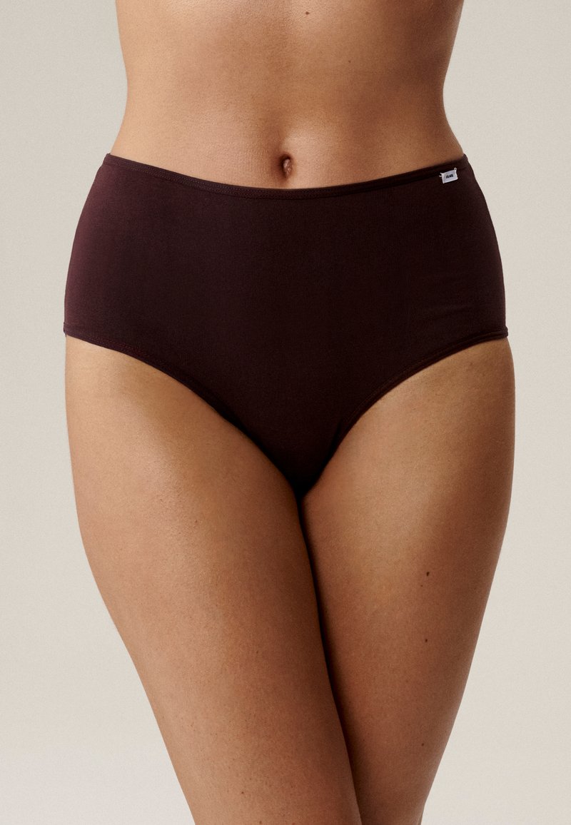 Wysokie majtki w intensywnym burgundzie o gładkiej fakturze i minimalnym stębnowaniu. Posiadają małą metkę z logo na pasku.