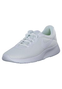 Weiße Sportschuh mit einem Obermaterial aus Mesh und einem strukturierten Muster, runder Zehenpartie, geformter Sohle und einem auffälligen Logo an der Seite.