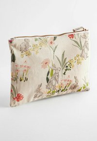 Prostokątna torba z tkaniny z złotym zamkiem, ozdobiona szarymi królikami i kolorowymi dzikimi kwiatami na kremowym tle.