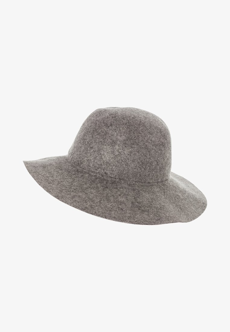 Chapeau gris en feutre à large bord avec une calotte arrondie, une texture douce et un bord légèrement incurvé, présenté sur un fond blanc.