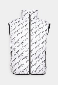 Bílá péřová vesta s černým vzorem "Hugo" v podobě písma, vysokým límcem, předním zipem a bočními kapsami. Hladká textura s prošitými detaily.