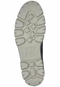 Valkoisesta kumista valmistettu kengänpohja, jossa on kuusikulmio- ja ristikuvioinen, tarttumista parantava tekstuuri. "pg"-logo näkyvissä.