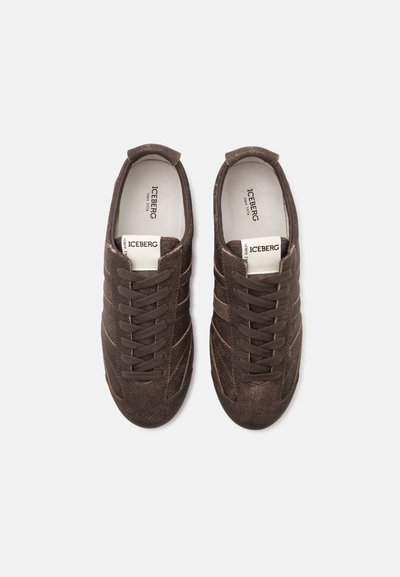 Paire de baskets en daim marron à lacets avec des étiquettes de languette blanches marquées ICEBERG vues de dessus sur fond blanc.