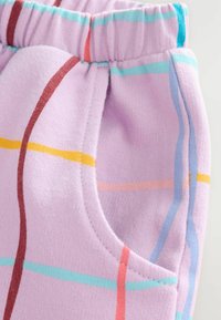 Pantaloni viola chiaro con vita elastica e tasche laterali, caratterizzati da strisce orizzontali in rosso, giallo, blu e rosa. Tessuto morbido.