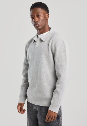 Grijze gebreide pullover met een kraag, lange mouwen en ribgebreide manchetten. Heeft een gestructureerde stof en een losse pasvorm.