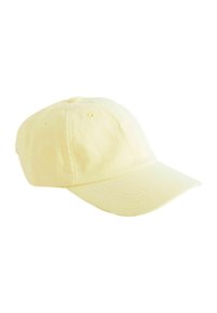 Gul bomuldsbaseballcap med buet skygge, seks panel design og ventilationshuller. Enkel, ensfarvet uden mønstre eller accenter.