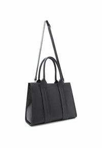 Zwarte leren tote bag met een gestructureerde vorm, dubbele handgrepen aan de bovenkant en een afneembare schouderriem. Gladde textuur met contrasterende zijpaneelaccenten.
