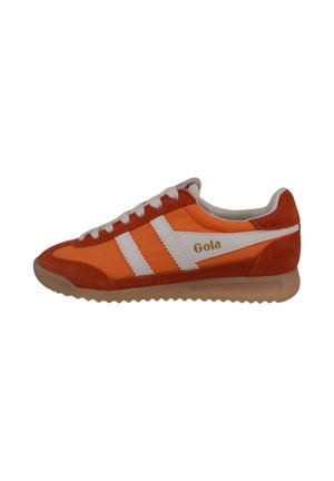 Baskets Gola orange et rouille avec des bandes blanches, des lacets et une semelle en gomme, vues de profil sur un fond blanc.