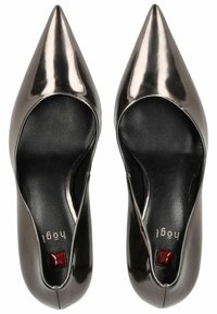 Decolletté grigio metallico con punta affusolata, superficie liscia, lati aperti e soletta nera. Presenta un accento rosso all'interno del tacco.