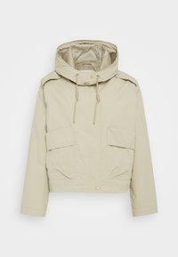 Beige hættejakke med frontlommer, justerbare snore og trykknaplukninger, præsenteret på hvid baggrund.