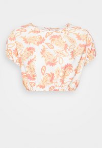 T-shirt branca cortada com um padrão paisley em laranja e rosa. Apresenta mangas curtas e uma barra franzida na parte inferior.