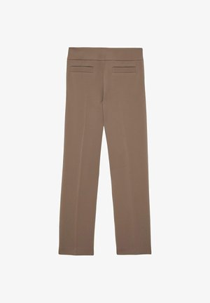 Barna egyenes szárú nadrág két vízszintes hátsó nyílással és testhezálló derékkal, fehér háttéren laposan elhelyezve.