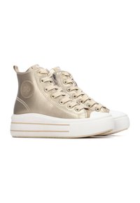 Zapatillas altas metálicas doradas, con parte superior texturizada, suela de plataforma color crema y parche de logo redondo en el lateral.