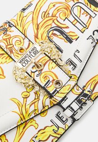 Versace Jeans Couture RANGE WALLET - Portafoglio - white/gold-coloured