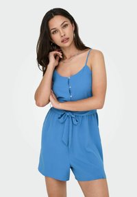 Mono azul sin mangas con escote redondo, botones en la parte delantera y cintura ajustada, hecho de tejido ligero con una textura suave.