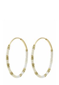 Goldfarbene Creolen mit einer Mischung aus weißen und metallischen Perlen entlang der Außenseite, mit einem glatten, abgerundeten Design.