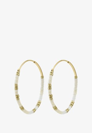 Goldfarbene Creolen mit einer Mischung aus weißen und metallischen Perlen entlang der Außenseite, mit einem glatten, abgerundeten Design.