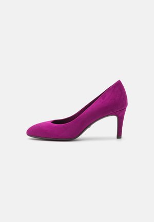 Fuchsia fløjls højhælede pumpe med en rund toe og et strømlinet design, der har en beskeden hæl og en glat overflade.