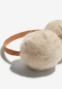 Kunstlikust karvast valmistatud kõrvamütsid helesinises beežis, millel on ümmargused, kohevad pom-pomid; omaduseks on sile, tan värvi pehme materjalist peapael.