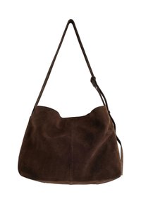Borsa a spalla in suede marrone con un bordo superiore curvo, una lunga tracolla e una consistenza morbida. Il corpo è leggermente morbido e senza cuciture.