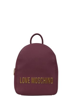 Sac à dos en simili cuir bordeaux avec un dessus arrondi, arborant un logo doré "LOVE MOSCHINO" à l'avant et une poignée sur le dessus pour le transporter.