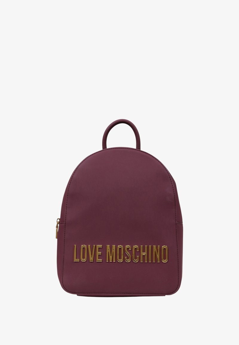 Mochila de imitación de cuero burdeos con una parte superior redondeada, que presenta un logo dorado en el frente "LOVE MOSCHINO" y un asa en la parte superior para llevarla.