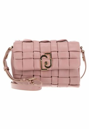 Sac bandoulière en cuir tissé rose matelassé avec sangle réglable et fermoir rectangulaire doré sur le rabat avant.