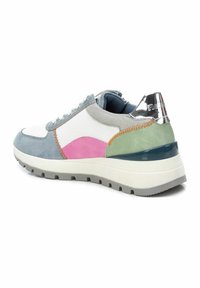 Zapatilla multicolor con paneles de ante azul, blanco, rosa, verde y gris, con suela texturizada y detalle metálico en el talón.