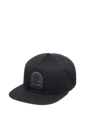 Schwarze Mütze aus strapazierfähigem Stoff, mit einer flachen Krempe, gerundetem Kopfteil und einem auffälligen, strukturierten Quiksilver-Logo-Patch auf der Vorderseite.