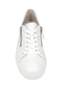 Weiße Sneaker mit einer glatten Lederoberfläche, flachen Schnürsenkeln und seitlichen Reißverschlüssen. Die Sohle ist texturiert und leicht erhöht.