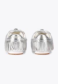 Mocassini metallici argentati con dettagli a frangia sul retro, un fiocco decorativo e una finitura liscia e lucida. Suola in gomma per una migliore aderenza.